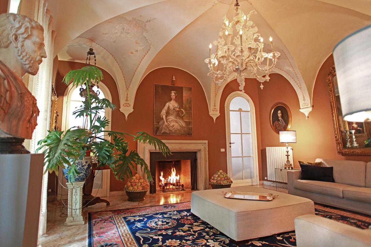B&B Alla Mezza Luna Lonato Bagian luar foto