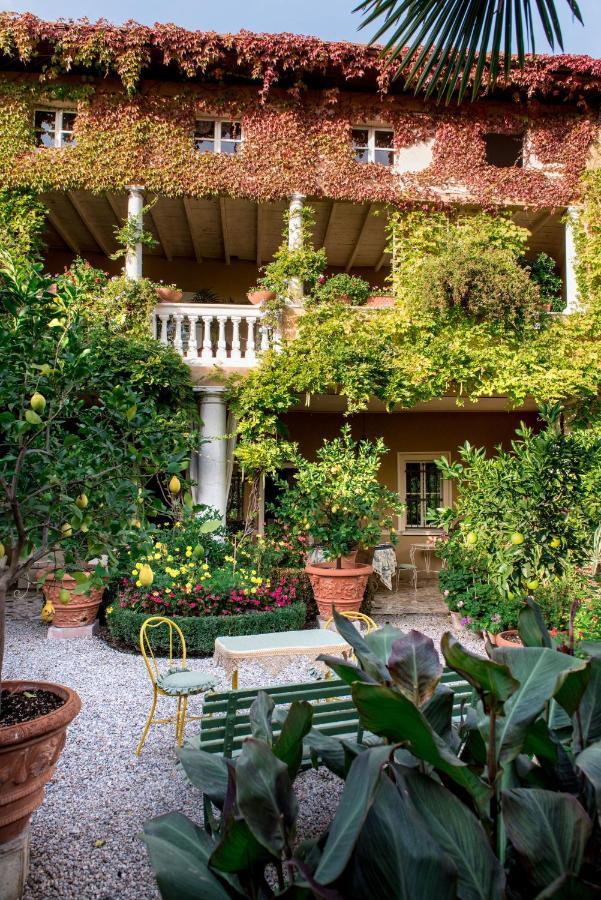 B&B Alla Mezza Luna Lonato Bagian luar foto
